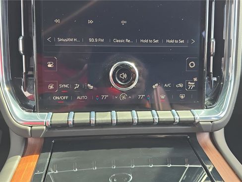 Used 2025 GMC Yukon Denali AWD/4WD image 17