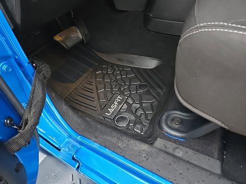 Used 2015 Jeep Wrangler Unlimited Sahara w/ Connectivity Group image 36