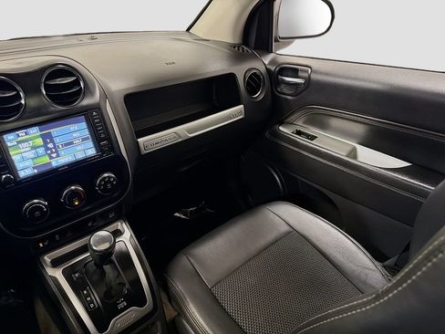 Used 2017 Jeep Compass Latitude w/ Sun/Sound Group AWD/4WD image 18