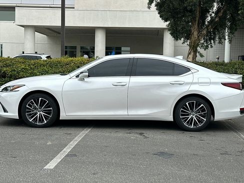 Used 2024 Lexus ES 300h w/ Premium Package FWD image 2
