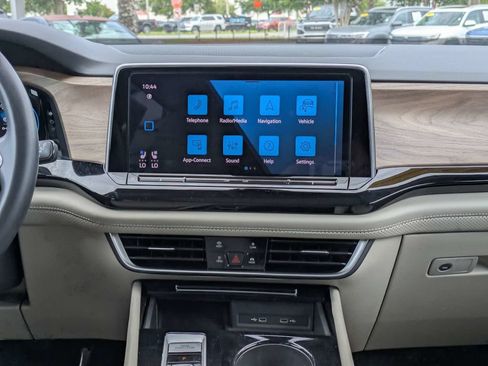 Used 2024 Volkswagen Atlas SE w/ Panoramic Sunroof Package FWD image 23