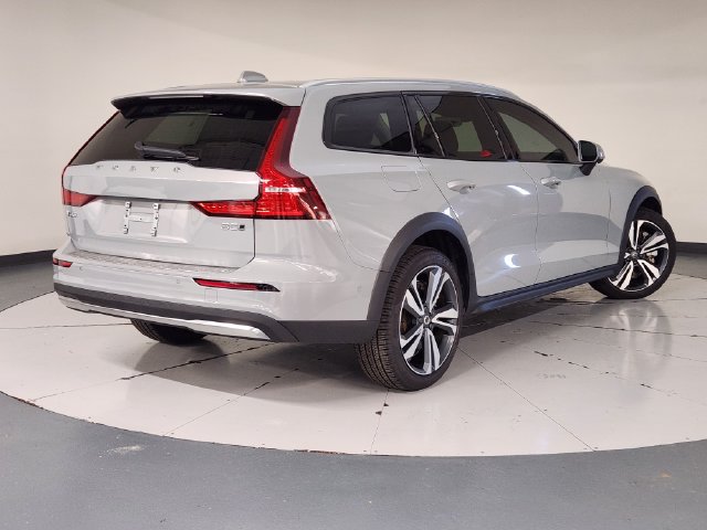Certified 2026 Volvo V60 B5 Cross Country Plus w/ Protection Package Premier AWD/4WD image 2