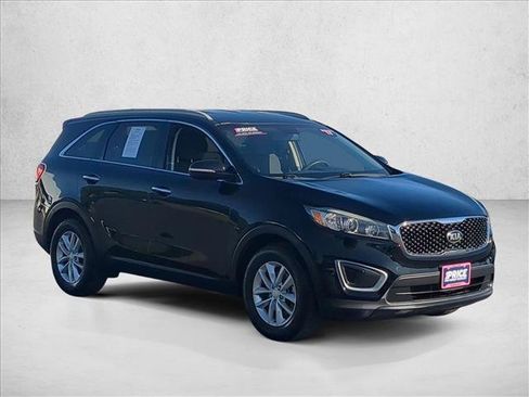 Used 2017 Kia Sorento FWD image 3