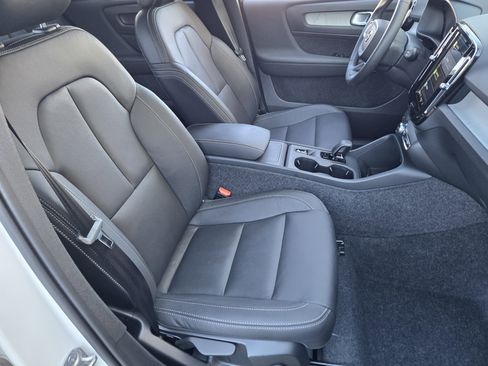 Certified 2025 Volvo XC40 B5 Core w/ Protection Package Premier image 21