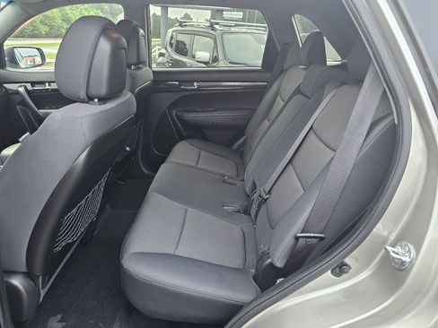 Used 2013 Kia Sorento LX w/ Convenience Pkg image 4