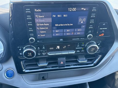 Used 2021 Toyota Highlander Limited image 23