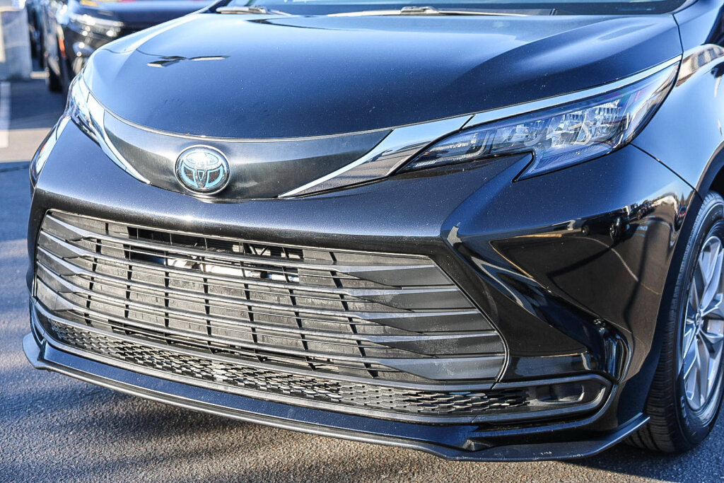 Used 2025 Toyota Sienna LE FWD image 19