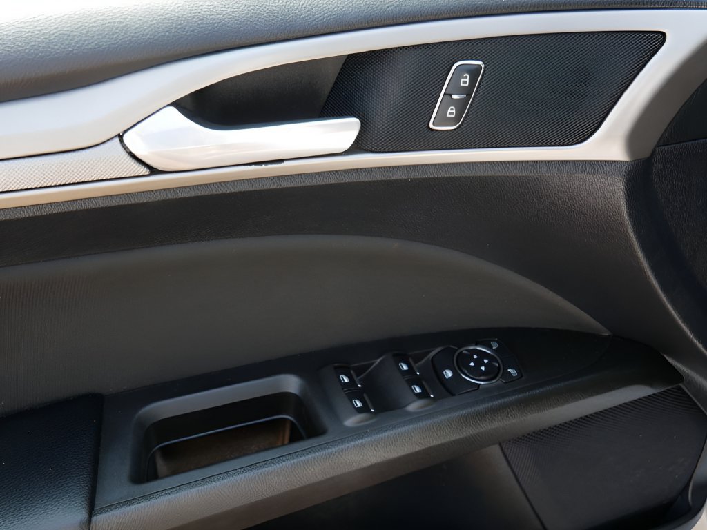Used 2019 Ford Fusion SE FWD image 16