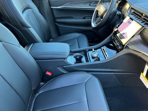 New 2025 Jeep Grand Cherokee Limited w/ Black Appearance Package AWD/4WD image 15