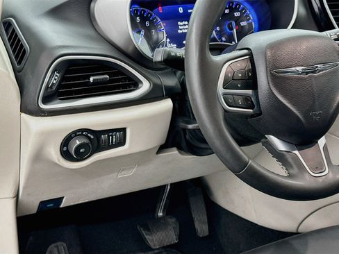 Used 2024 Chrysler Pacifica Touring-L FWD image 17