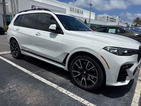 Used 2022 BMW X7 xDrive40i w/ M Sport Package AWD/4WD image 3