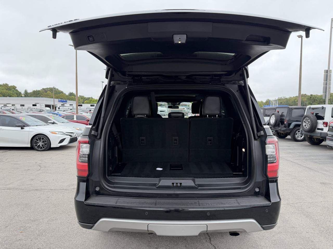 Used 2018 Ford Expedition Limited w/ Equipment Group 301A AWD/4WD image 14