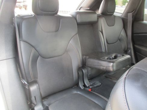 Used 2018 Jeep Cherokee Latitude Plus w/ Comfort/Convenience Group AWD/4WD image 35