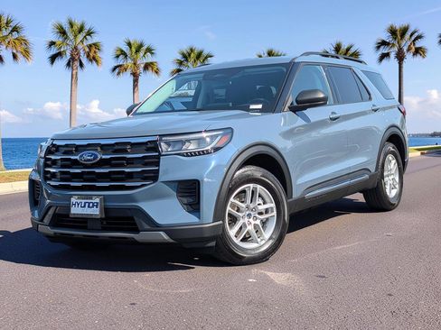 Used 2025 Ford Explorer Active RWD image 2