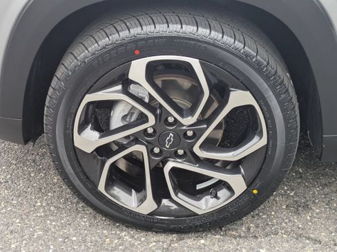 Used 2024 Chevrolet Trax RS w/ Sunroof Package FWD image 27