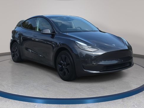 Used 2025 Tesla Model Y Long Range image 3