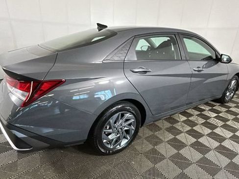 Used 2024 Hyundai Elantra SEL FWD image 2