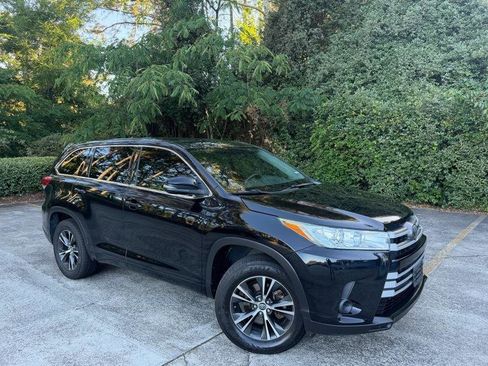 Used 2018 Toyota Highlander LE FWD image 1