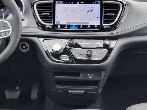 New 2026 Chrysler Pacifica Select AWD/4WD image 27