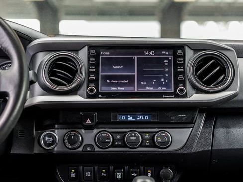 Used 2022 Toyota Tacoma TRD Sport w/ Technology Package image 18