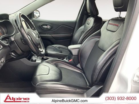 Used 2019 Jeep Cherokee Trailhawk w/ Cold Weather Group image 9