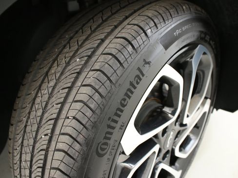 Certified 2025 Chevrolet Trax RS w/ Driver Confidence Package FWD image 35