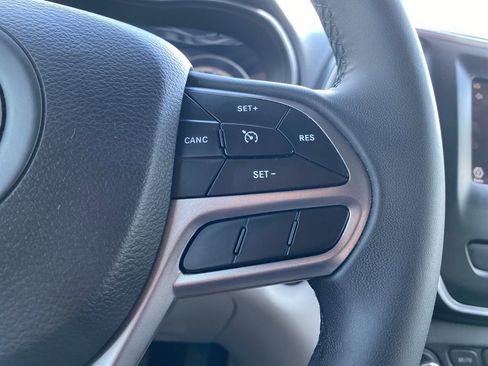 Used 2020 Jeep Cherokee Latitude Plus w/ Comfort/Convenience Group image 11