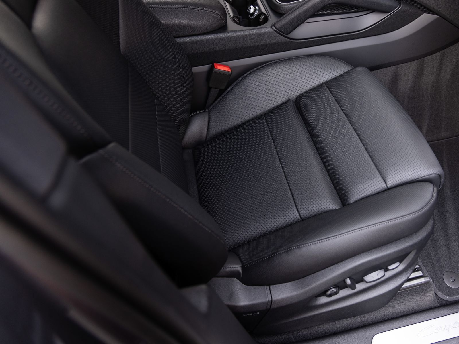 Certified 2026 Porsche Cayenne AWD/4WD image 33