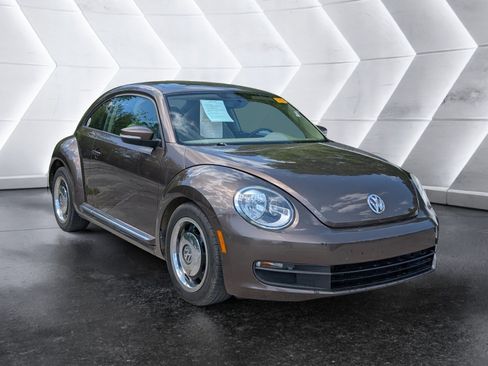 Used 2013 Volkswagen Beetle 2.5 image 2