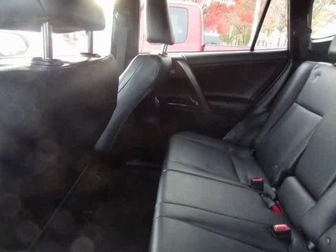 Used 2018 Toyota RAV4 SE image 8