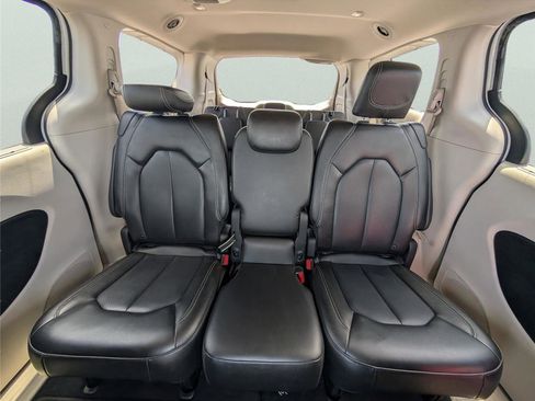 Used 2023 Chrysler Pacifica Touring-L w/ Uconnect Theater Family Group FWD image 10