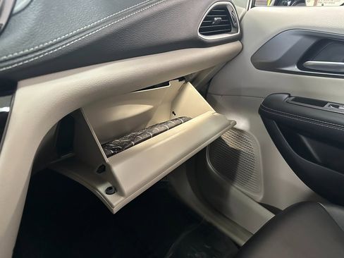 Certified 2024 Chrysler Pacifica Select image 33