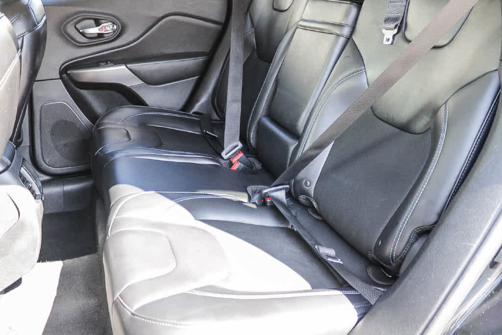 Used 2019 Jeep Cherokee Latitude Plus w/ Comfort/Convenience Group AWD/4WD image 18