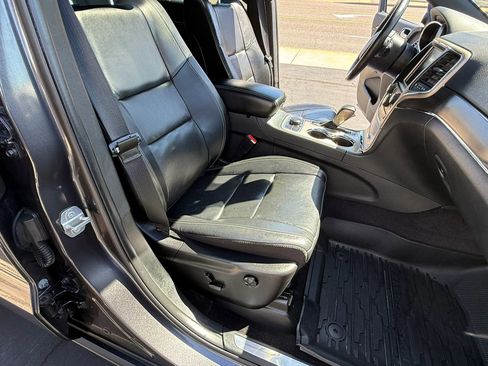 Used 2017 Jeep Grand Cherokee Limited w/ Luxury Group II image 19