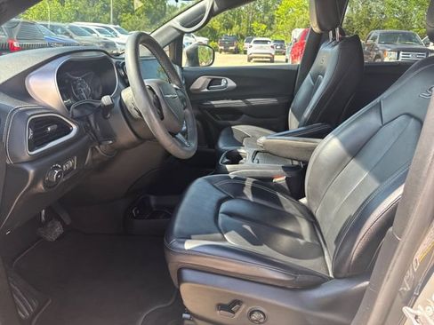 Used 2023 Chrysler Pacifica Touring-L w/ S Appearance Package AWD/4WD image 9