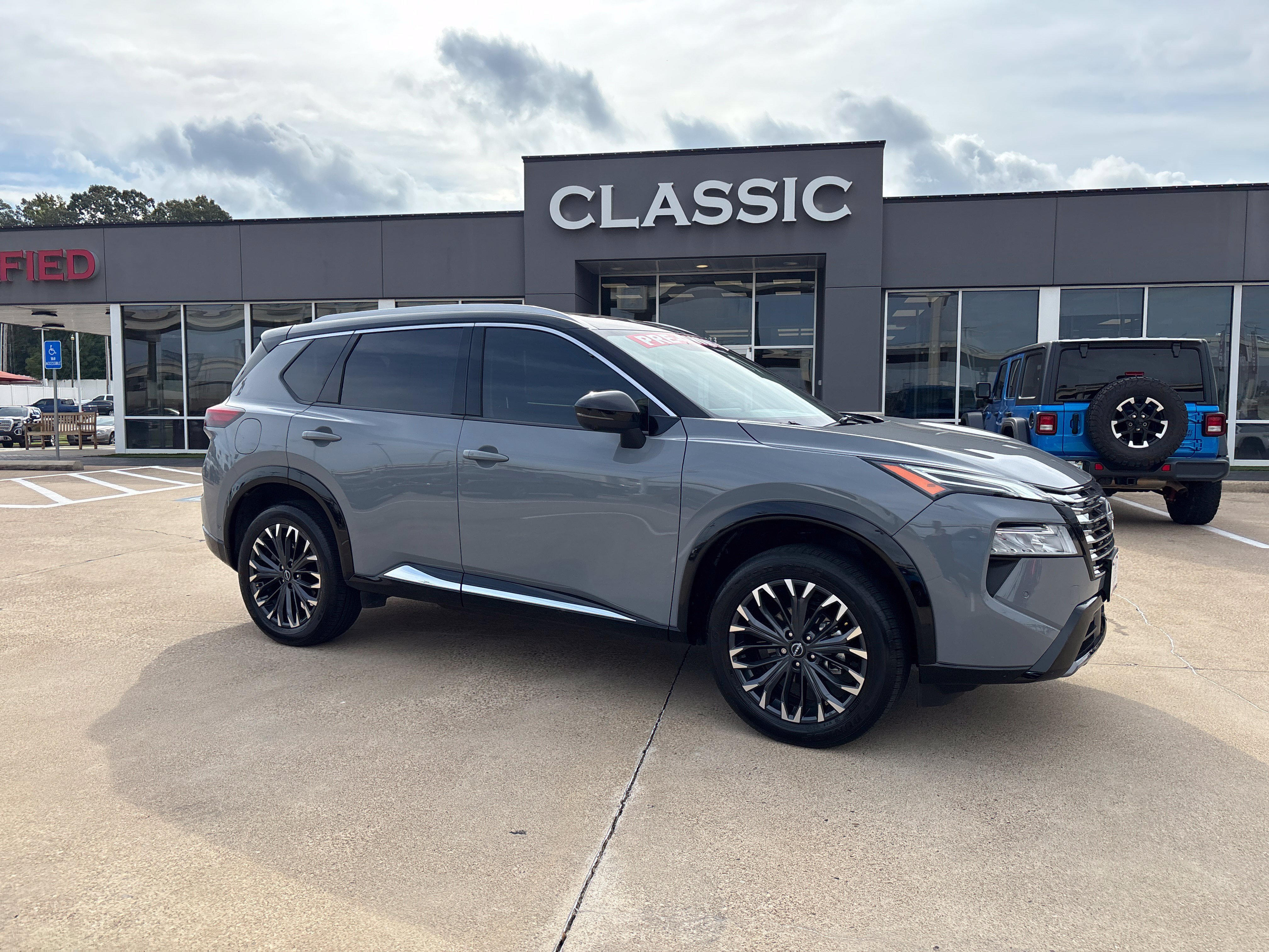 Used 2026 Nissan Rogue Platinum w/ Platinum Premium Package AWD/4WD image 1