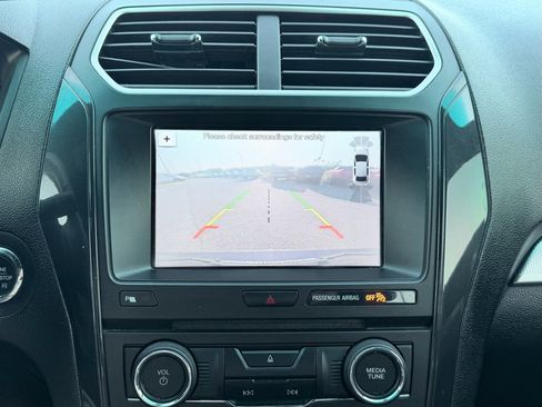 Used 2017 Ford Explorer XLT w/ Equipment Group 202A FWD image 17