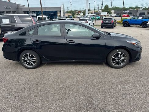 Used 2023 Kia Forte LXS w/ LXS Technology Package FWD image 6