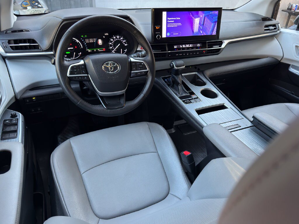 Used 2025 Toyota Sienna XLE FWD image 16