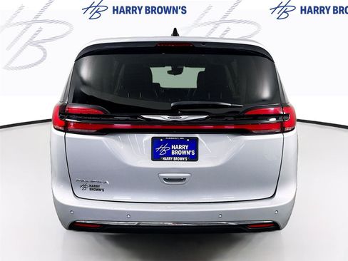 Used 2024 Chrysler Pacifica Touring-L FWD image 30