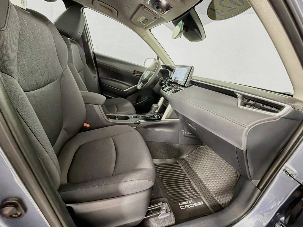 Used 2024 Toyota Corolla Cross LE FWD image 30