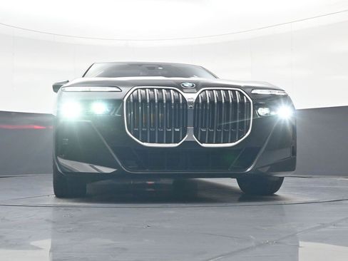 Used 2025 BMW 760i xDrive w/ Executive Package image 26