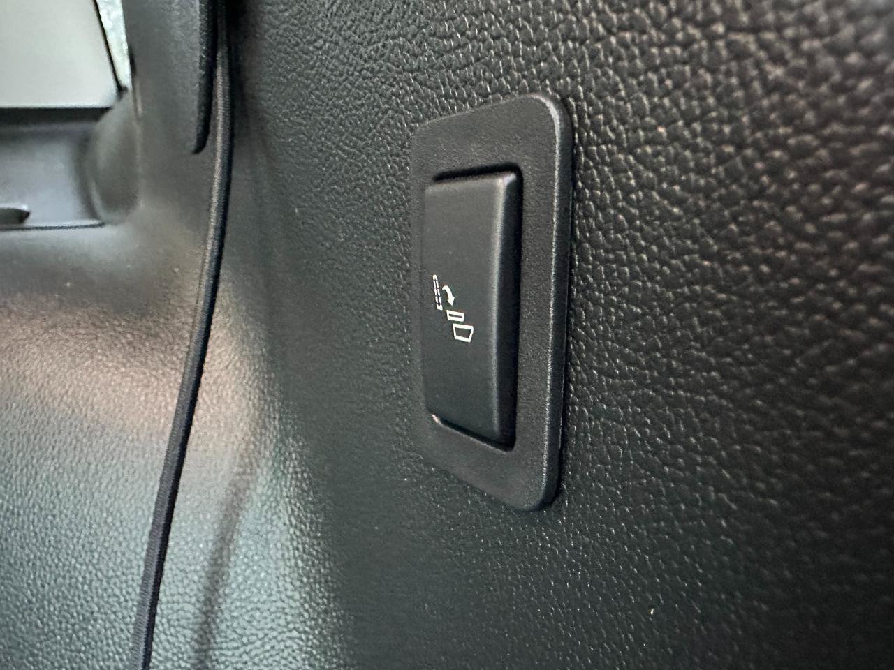 Used 2020 GMC Yukon Denali w/ Denali Ultimate Package RWD image 27