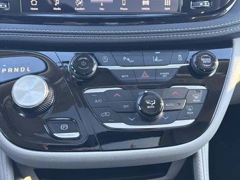 Used 2024 Chrysler Pacifica Limited image 15