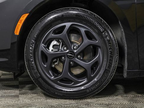 Used 2022 Chrysler Pacifica Touring-L w/ S Appearance Package image 19