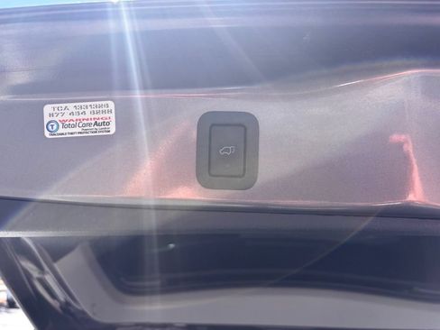 Used 2019 Toyota Highlander XLE AWD/4WD image 28