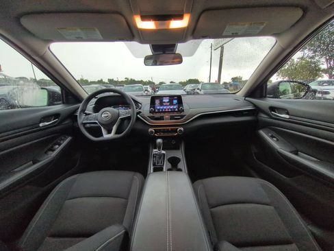 Used 2025 Nissan Altima 2.5 SV FWD image 25