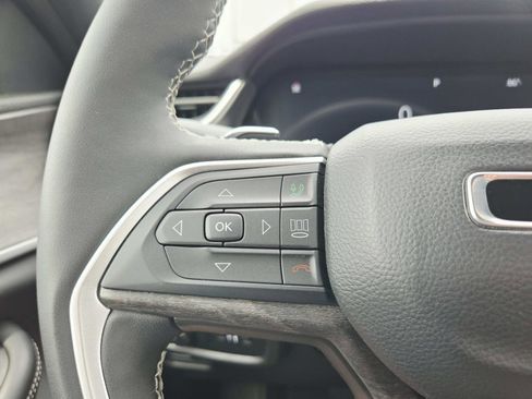 Used 2025 Jeep Grand Cherokee Limited AWD/4WD image 21