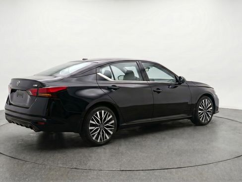 Used 2025 Nissan Altima 2.5 SV FWD image 9