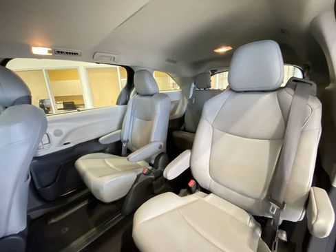 Used 2022 Toyota Sienna XLE image 25